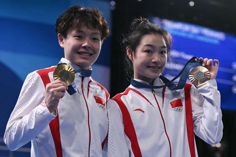 Chen Yiwen en Chang Yani met hun gouden medailles