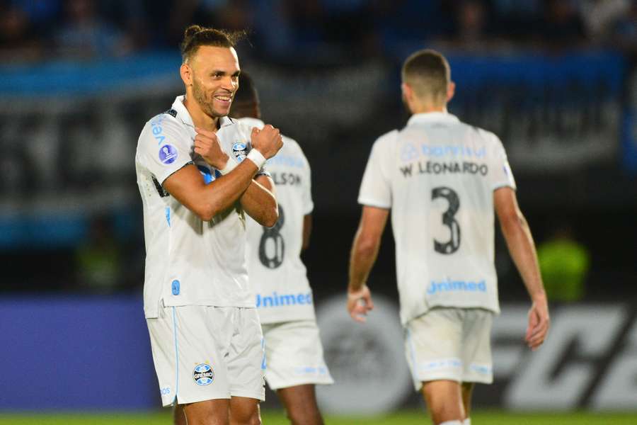 Braithwaite celebra após gol sobre o Sportivo Luqueño Braithwaite celebra após gol sobre o Sportivo Luqueño