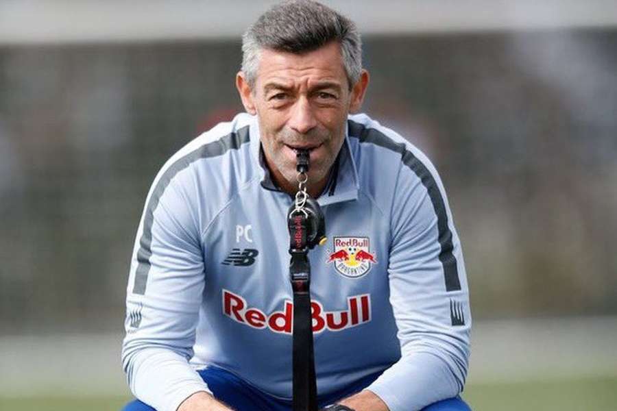 Pedro Caixinha tinha contrato até final de 2024 e acrescentou mais um ano