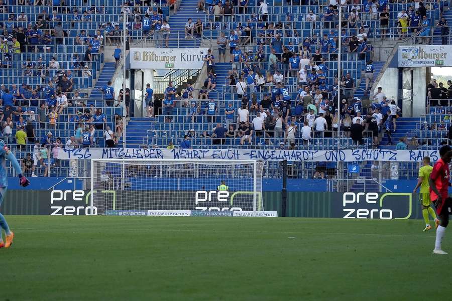 TSG-fans med et klart budskab i testkampen mod Fulham.