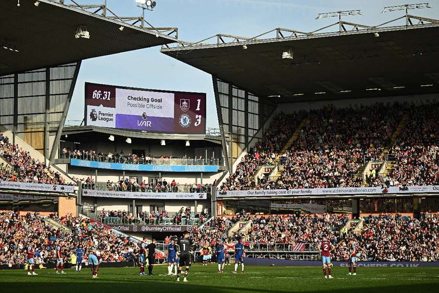 Futebol inglês vem vivendo um período de muito questionamento em relação às decisões dos árbitros