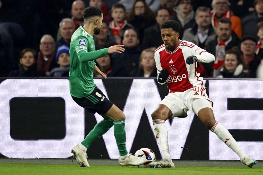 Younes Namli (L) in duel met Ajacied Chuba Akpom