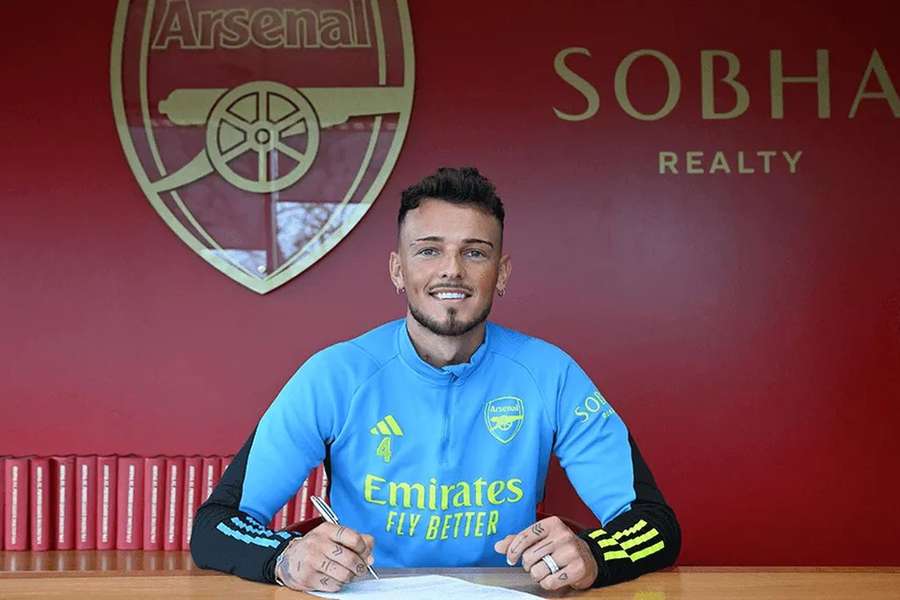 Ben Whitec renovou pelo Arsenal