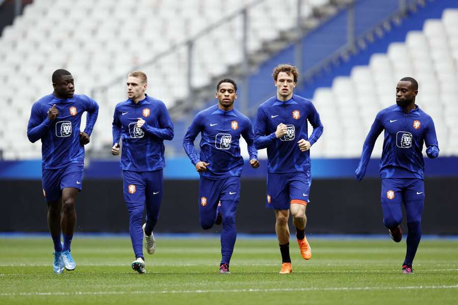 Oranje met 21 spelers op veld, nog zonder Scherpen en Gravenberch