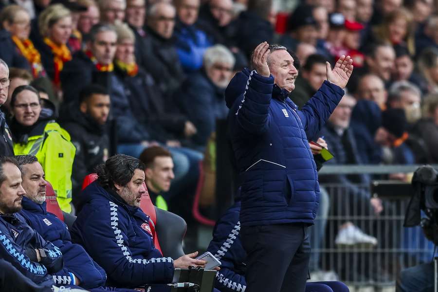 Twente-trainer Jans na nederlaag bij PSV kritisch op spelers