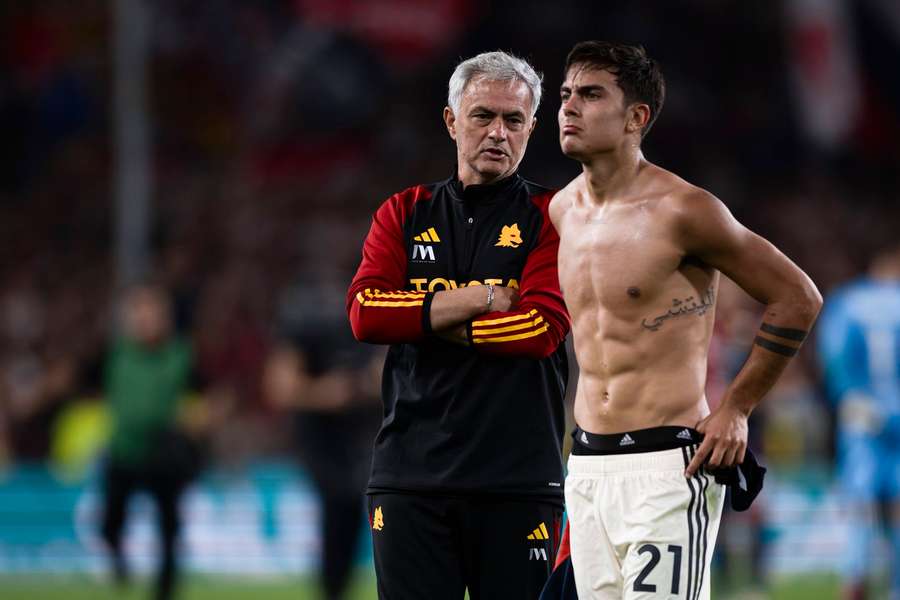 Jogadores da Roma despediram-se de José Mourinho com emoção