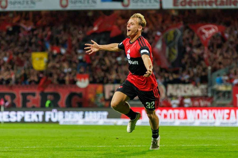 Tim Janisch jubelt über das von ihm erzielte 2:0.