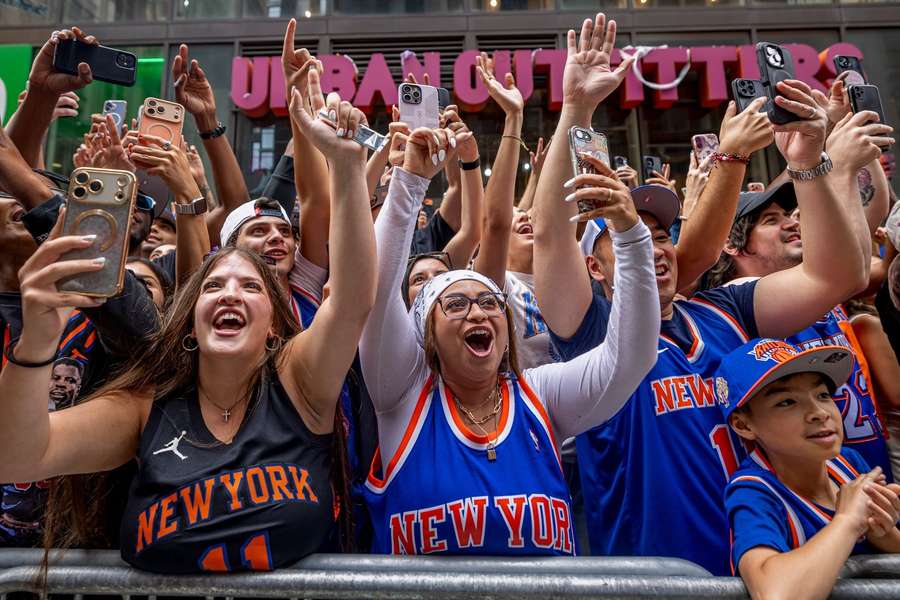 Kibice New York Knicks podczas świętowania mistrzostwa NBA Kibice New York Knicks podczas świętowania mistrzostwa NBA