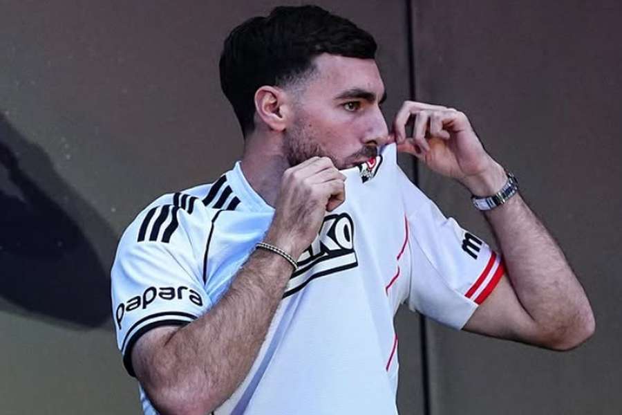 Orkun Kokçu trocou o Benfica pelo Besiktas