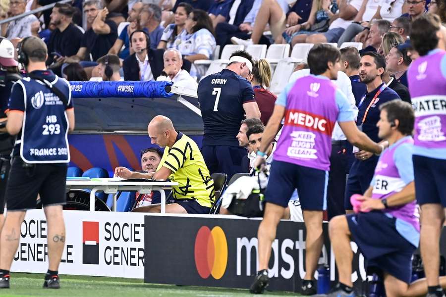 Tom Curry druipt af in Marseille, waar nog niet alle fans hun stoelen hadden bereikt