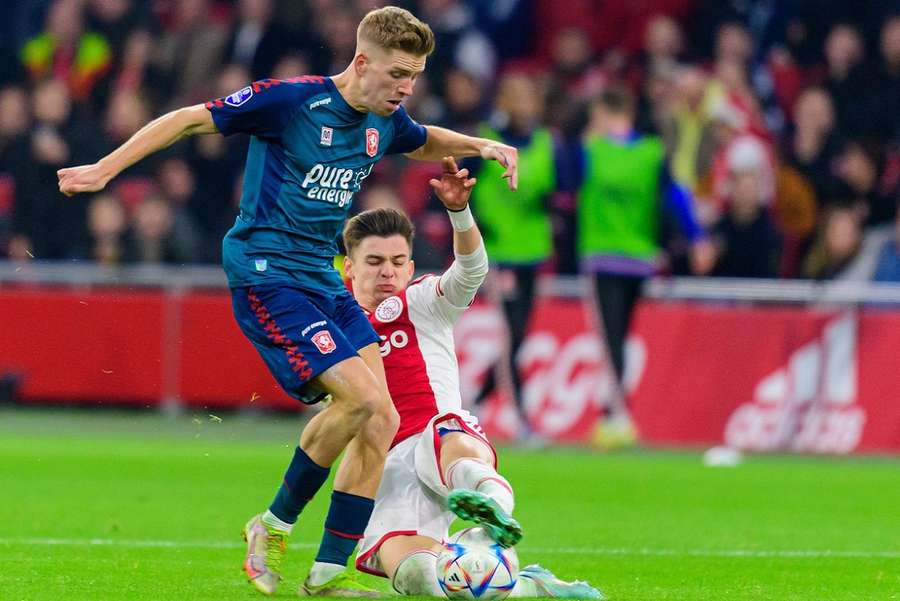 Gijs Smal van Twente in actie in de uitwedstrijd tegen Ajax, eerder dit seizoen