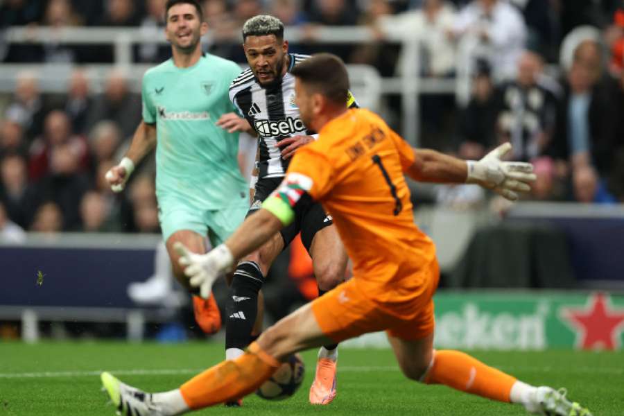 Unai Simón detiene un disparo de Joelinton Unai Simón detiene un disparo de Joelinton