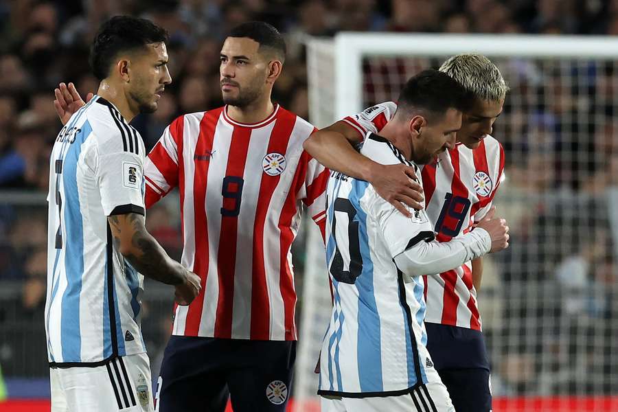 Sanabria (9) cumprimenta Leandro Paredes, da Argentina