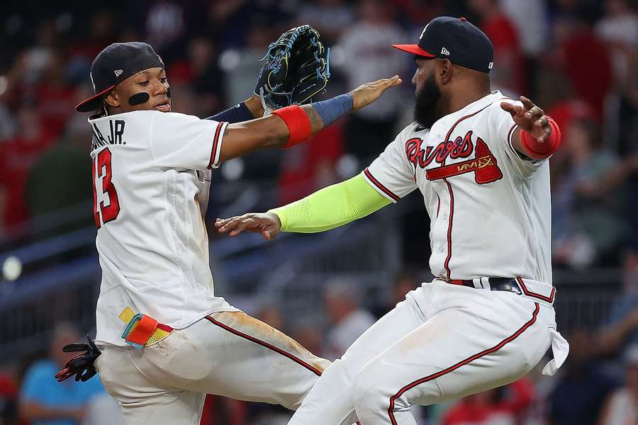 Ronald Acuna Jr. en Marcell Ozuna van de Atlanta Braves vieren de 9-3 overwinning van eerder deze week op de Philadelphia Phillies