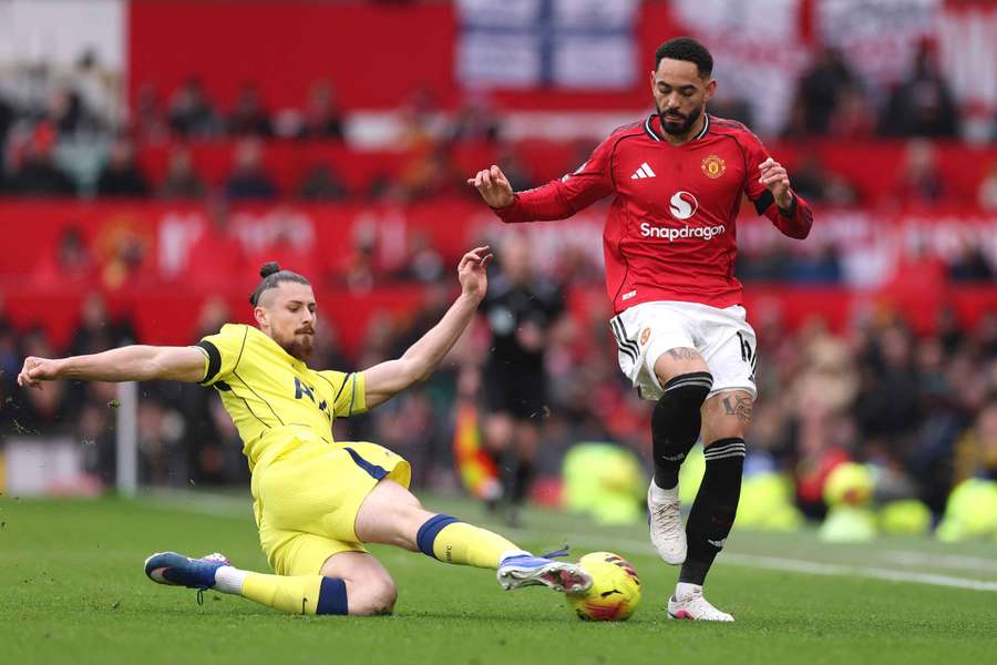 Radu Drăgușin în duel cu Matheus Cunha