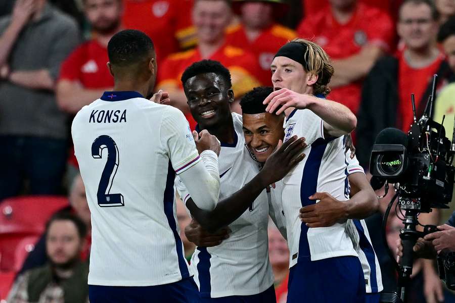 El delantero inglés Ollie Watkins (segundo por la derecha) celebra el segundo gol de su equipo