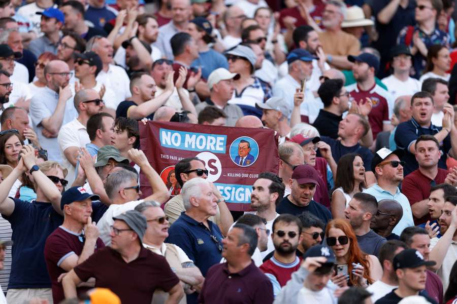 David Sullivan quits West Ham over "serious historic allegations" as he vows to sue BBC David Sullivan quits West Ham over "serious historic allegations" as he vows to sue BBC