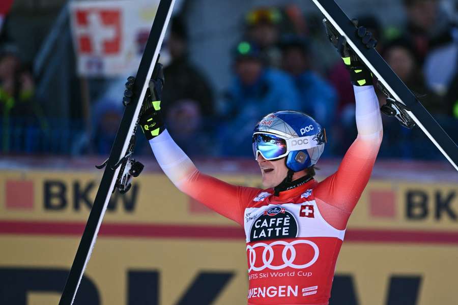 Marco Odermatt esulta per la vittoria nella discesa di Wengen