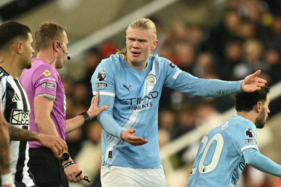 Erlingu Haalandovi se během zápasu nepozdávalo počínání rozhodčích. Erlingu Haalandovi se během zápasu nepozdávalo počínání rozhodčích.