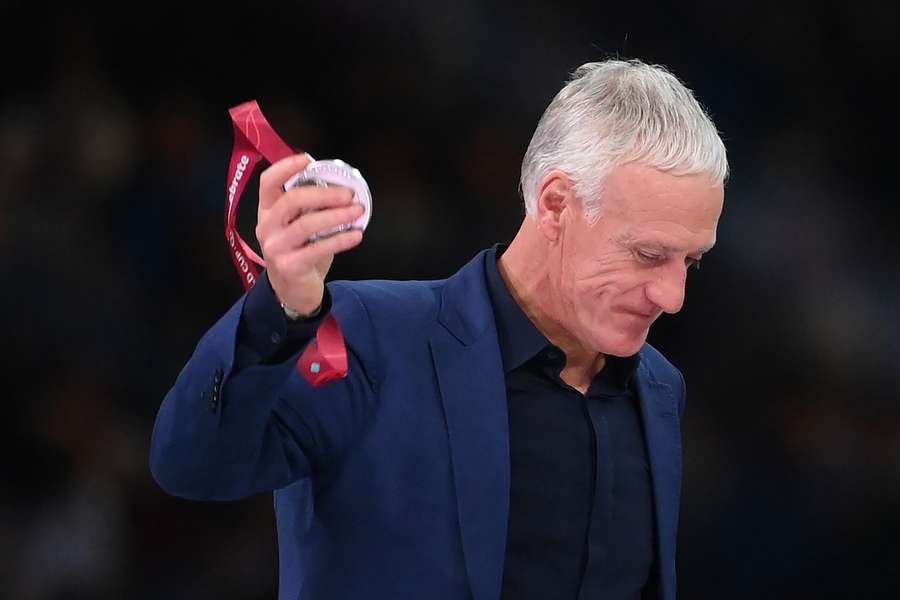 Deschamps se quita la medalla de subcampeón de Catar 2022.