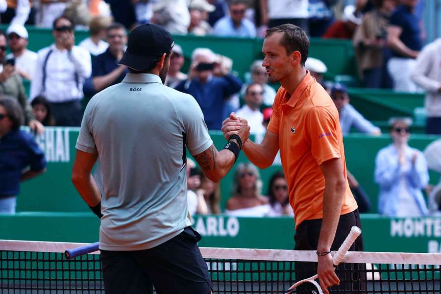 Matteo Berrettini stringe la mano a Daniil Medvedev alla fine dell'incontro Matteo Berrettini stringe la mano a Daniil Medvedev alla fine dell'incontro