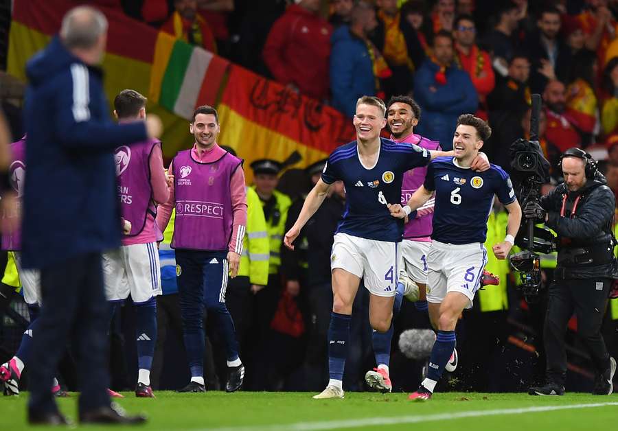 McTominay brilha, Escócia bate Espanha e segue 100% nas
