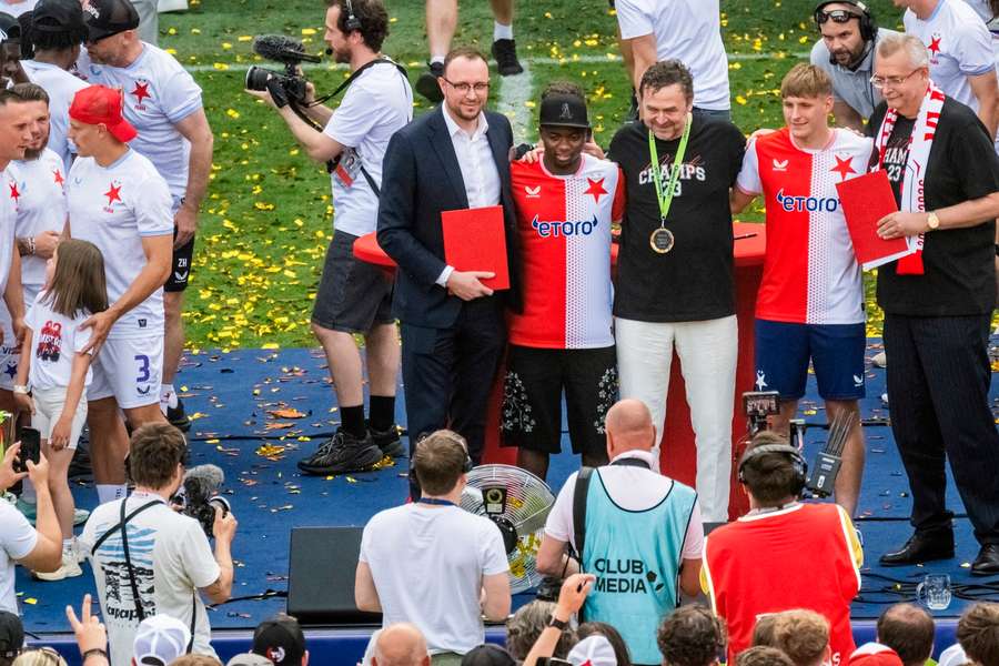 Slavia podepsala nové posily přímo při oslavách titulu. Slavia podepsala nové posily přímo při oslavách titulu.