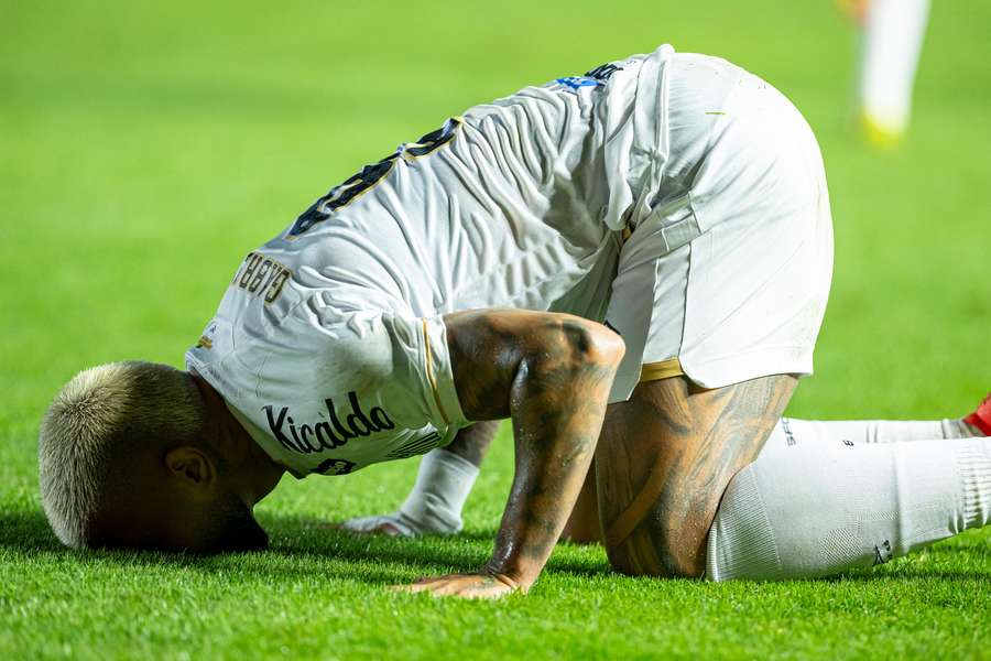 Gabriel Barbosa beija o gramado da Vila Belmiro após gol histórico