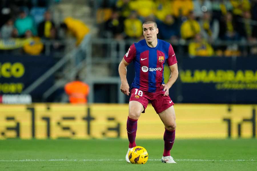 Oriol Romeu conduce el balón