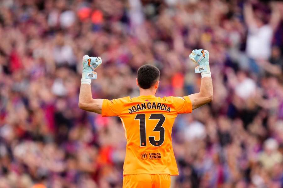 Joan Garcia, portarul FC Barcelona, sărbătorește un gol în timpul meciului din LaLiga EA Sports cu RCD Espanyol.