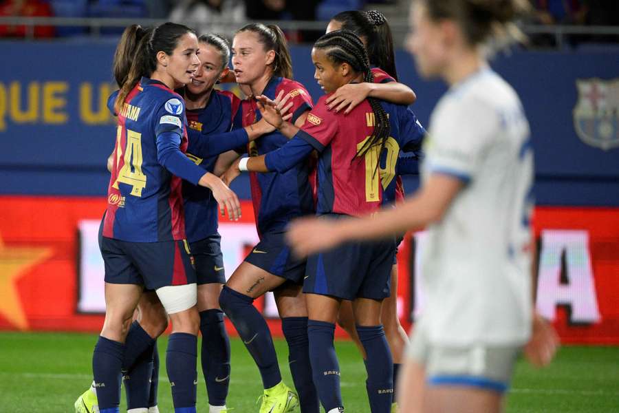 Barcelona's Polish forward #17 Ewa Pajor (C) celebrates scoring her team's first goal with teammates 