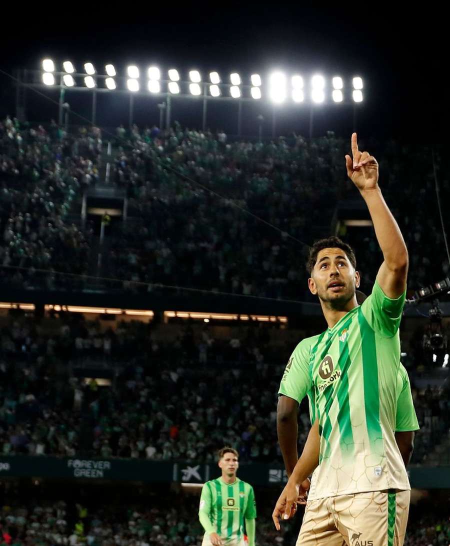 Ayoze in Real Betis colours