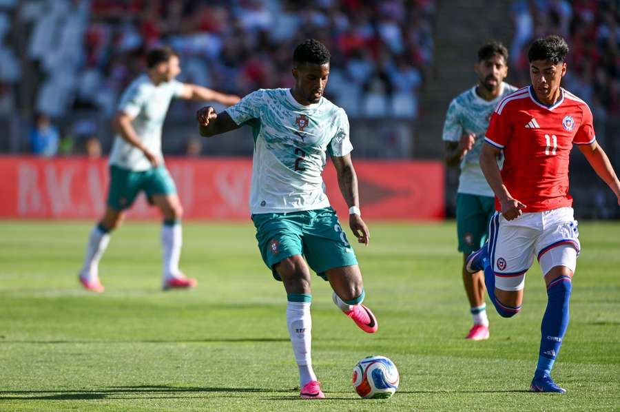 Nélson Semedo em ação diante do Chile Nélson Semedo em ação diante do Chile