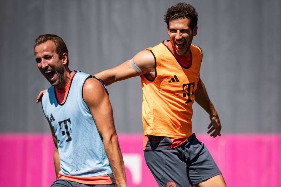 Harry Kane (esq.) vai para o jogo