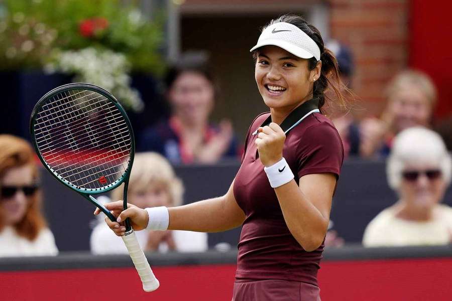 Emma Raducanuová v Queen's Clubu zářila.