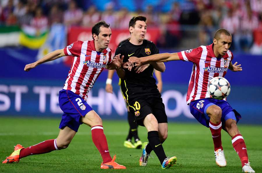 João Miranda et Diego Godín bloquent Lionel Messi lors du quart de finale de Ligue des champions Atlético–Barça, le 9 avril 2014 à Madrid.