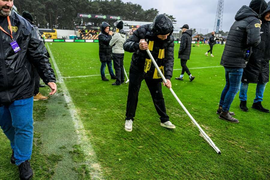 Lennartsson helps prepare the pitch before Mjallby vs Elfsborg Lennartsson helps prepare the pitch before Mjallby vs Elfsborg