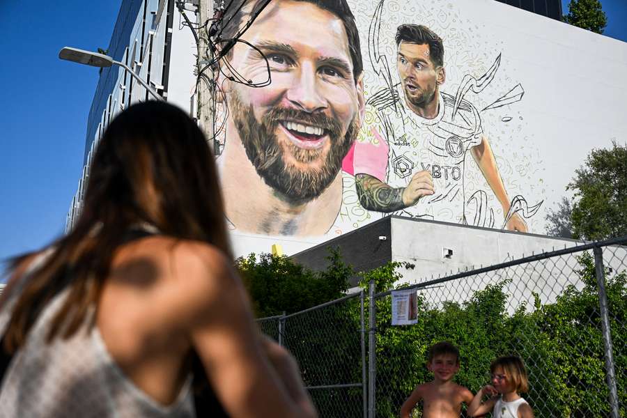Una mujer hace una foto a sus hijos delante de un mural gigante de Lionel Messi en Wynwood