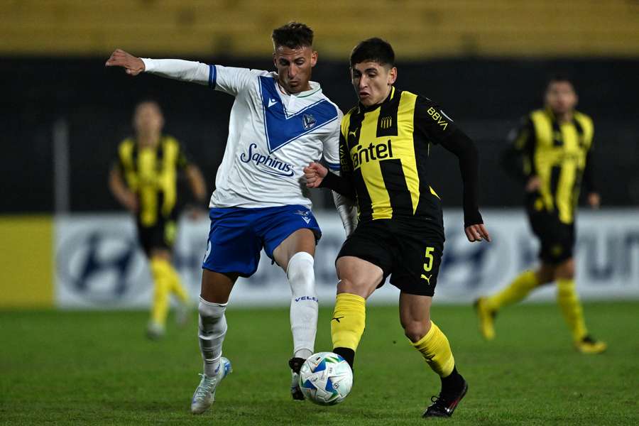 Vélez empata contra Peñarol.