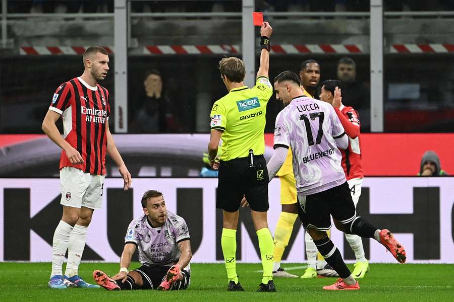 L'arbitro mostra il cartellino rosso a Tijjani Reijnders in Milan-Udinese