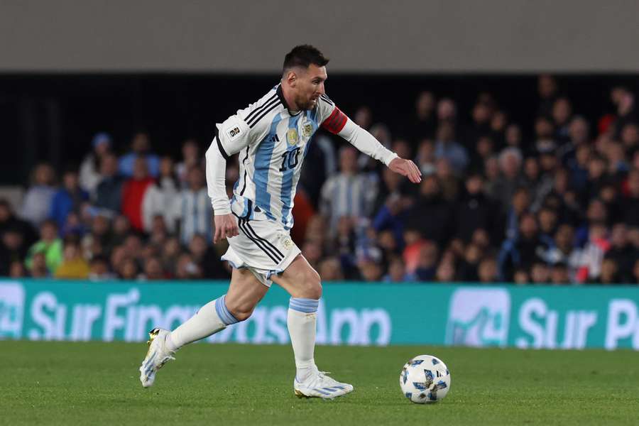 Messi passou em branco contra o Paraguai Messi passou em branco contra o Paraguai