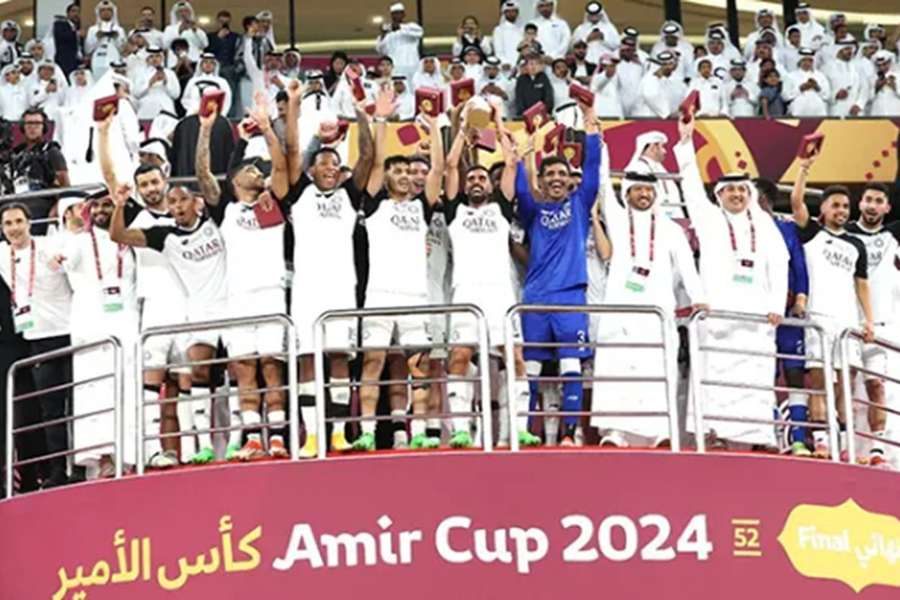 Jogadores do Al-Sadd com o troféu da Taça do Emir