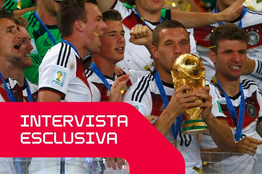Lukas Podolski solleva il trofeo dopo aver vinto il Mondiale 2014 con la Germania Lukas Podolski solleva il trofeo dopo aver vinto il Mondiale 2014 con la Germania