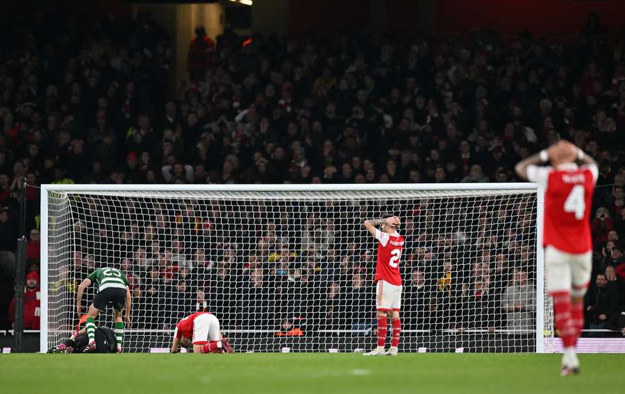 A reação dos jogadores do Arsenal depois <mark>da</mark> bola ao ferro