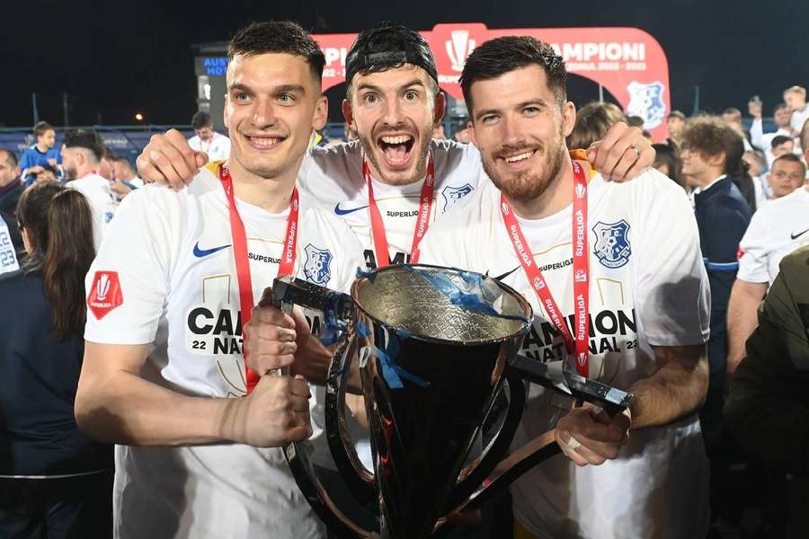 Marian Aioani, Mihai Popescu și Alexandru Buzbuchi sărbătoresc titlul câștigat cu Farul în sezonul trecut