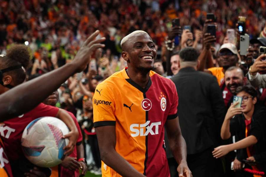 Galatasaray in "cold war" with Napoli over Victor Osimhen Galatasaray in "cold war" with Napoli over Victor Osimhen