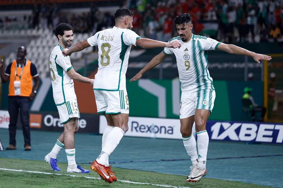 Bounedjah y Belaïli celebran el primer gol