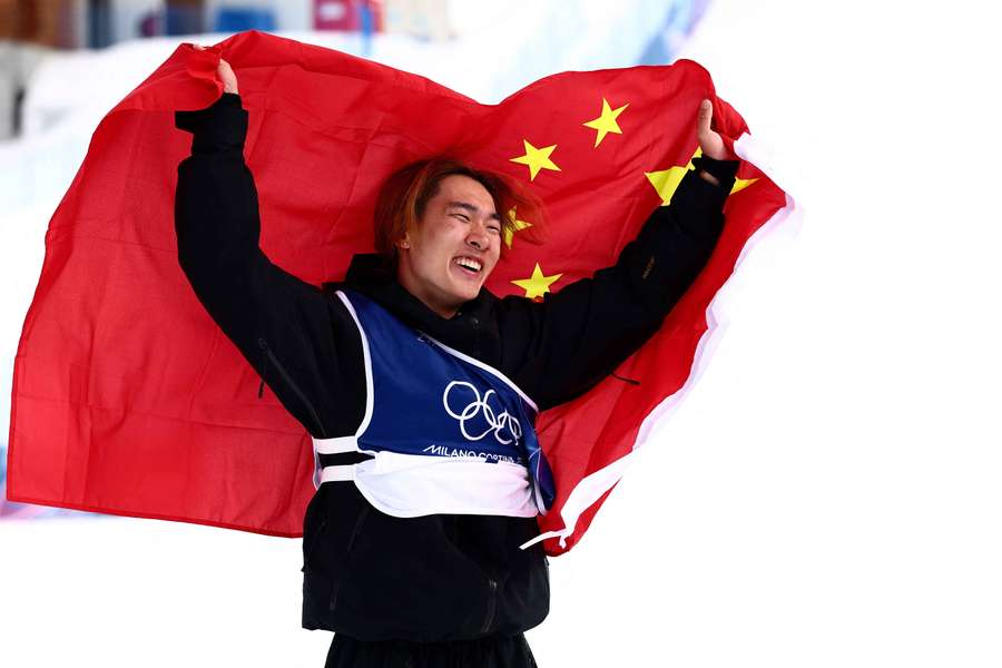 Su célèbre sa victoire après avoir remporté la médaille d’or lors de la finale masculine de snowboard slopestyle
