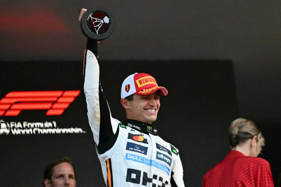 Lando Norris et son trophée.