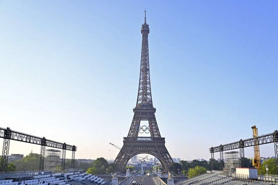 Torre Eiffel com as cores olímpicas